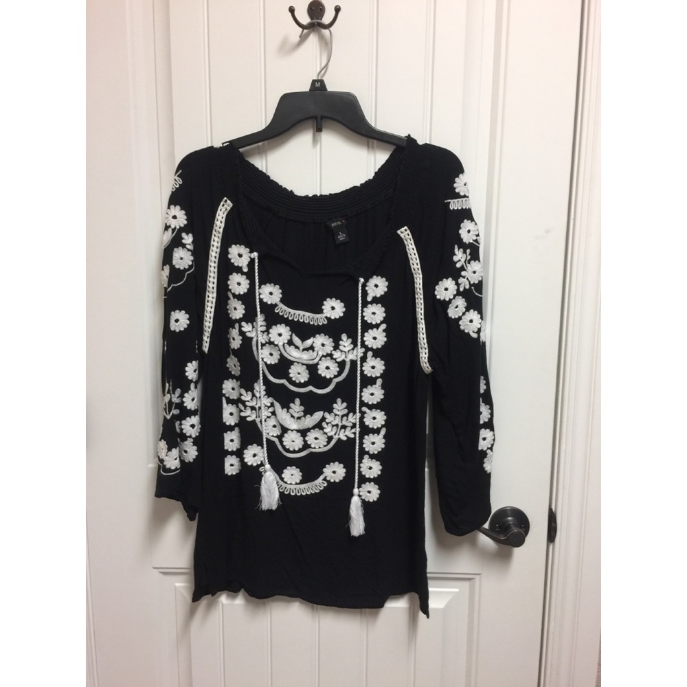 Dillard’s Black & White Embroidered Top SZ LARGE